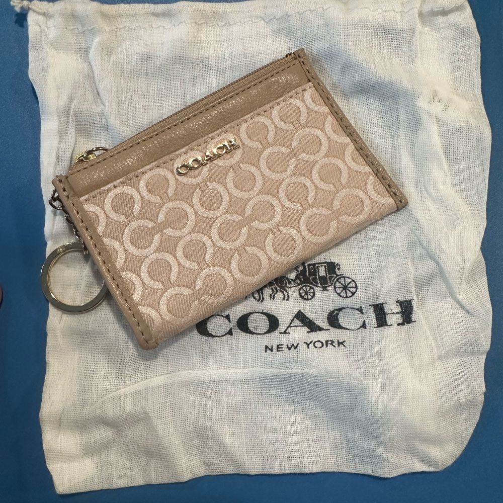 COACH #50473
MADISON OP ART SKINNY MINI WALLET/KEY RING Tan Cream NWOT
